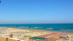 Het beschikt over een buitenbad en een eigen strand. Strand Cattolica