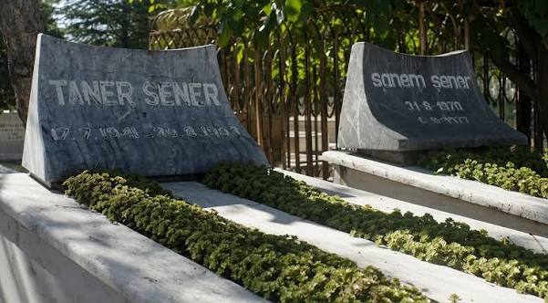 TANER ŞENER ... T&Uuml;RK M&Uuml;ZİĞİMİZİN UNUTULMAZ SESLERİNDEN ... 17.07.1941 - 30.08.1993 ... CEBECİ / ANKARA KABRİSTANI ... 556. ADA ... SAYGI VE RAHMETLE ANIYORUM ...