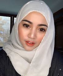 Selebgram rachel vennya menghebohkan publik karena mengunggah beberapa foto lepas hijab. Foto Gaya Hijab Kontroversial Rachel Vennya Banjir Kritik Kapanlagi Com