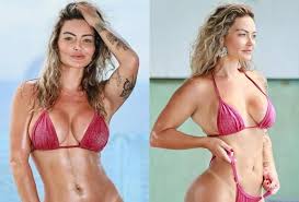 Recém-solteira, Laura Keller renova bronzeado com biquíni fininho e web reage: 'Ela voltou!'
