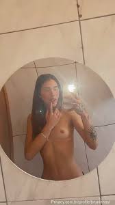 Rafaela Lima luciendo sin ropa y tocándose frente al espejo - Dale Porno