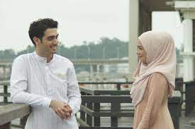 Seorang pekerja sukarelawan yang bekerja di zona konflik di timur tengah jatuh cinta pada seorang wanita yang saat melakukan ziarah di mekah diduga dituduh sebagai migran ilegal. Bukan Cinta Malaikat Tayang 13 Juli 2017