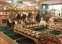Alat musik tradisional jawa ini juga merupakan alat musik ritmis yang dimainkan sebagai pengatur irama. Gamelan Jawa Nama Nama Instrumen Gamelan Dan Fungsinya Seni Budayaku