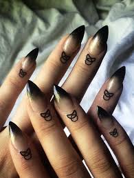 Black And Gold Ombre Stiletto Nails Black And Gold Ombre Stiletto Nails From Marie Christine Tumblr Com Goth Nails Halloween Nails Gothic Nails