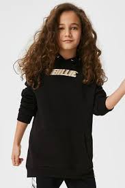 Ca un facut punga nu a mai piuit cand am iesit din nou desi paznicul nu a scos nici o alarma de pe haine pentru ca nu erau, ci doar etichete ceea ce ma face sa banuiesc ca paznicul a pornit alarma. Find Your Perfect Billie Eilish Styles Here C A Online Shop