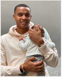 Der schweizer profifußballer yann sommer (geb. Yann Sommer Baby Wahrend Em Schweizer Nati Stars Zeigen Kinder