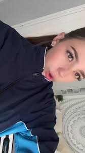 holly laws (@hollylawsss)