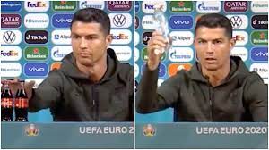 T he value of coca cola fell in the region of four billion dollars after cristiano ronaldo disparagingly removed two bottles from their place at his press coca cola shares dropped from 56.10 dollars to 55.22 dollars almost immediately after ronaldo 's gesture, meaning the company's value fell from. Stnk6 O6z3aam