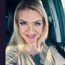 Melanie Sheldon's Instagram, Twitter & Facebook