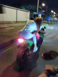 Di negara asalnya, thailand, ninja xpress dikenal dengan nama ninja van. Cewek Berjilbab Bonceng Ninja Terlalu Nungging Jadi Viral Elahdalah Rider Ndeso94 Dot Com