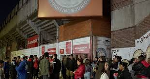 ¡Locura en La Paternal! Hinchas acampan por la final de la Copa Argentina