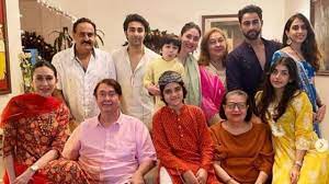 On the occasion of mothers day, kareena shared the first picture of her firstborn. Kareena Kapoor Khan Taimur Ali Khan Karisma Kapoor Pose Together For A Picture Perfect Family Photo