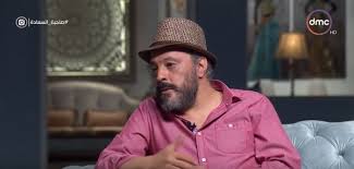 عمرو عبد الجليل يكشف عن المواقف الطريفة مع شقيقه التوأم وكيف كان يخدع والده فيديو مجلة هي