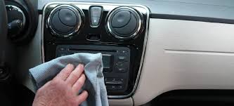 Deshalb spielt bei einem auto die fahrzeugreinigung innen eine sehr große rolle, wie aber auch die außenreinigung und oft auch die hochglanzpolitur. Professionelle Autoreinigung Von Innen Ratgeber