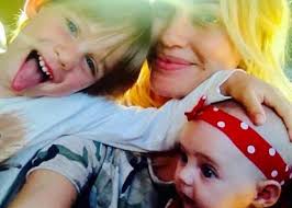 Με οριστική αφαίρεση διπλώματος κινδυνεύει η ηθοποιός τζένη ιωακειμίδου, μετά και το «θερμό» επεισόδιο που η ίδια αποκάλυψε στο facebook ότι έγινε στη λεωφόρο βουλιαγμένης όταν το ραντάρ της τροχαίας την έπιασε να τρέχει με 138 χιλιόμετρα, πενήντα χιλιόμετρα πάνω από το επιτρεπόμενο. Tzenh Iwakeimidoy Etoimazetai Na Baftisei Thn Korh Ths Kai Mas Deixnei Thn Toyrta