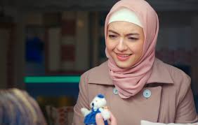 Suatu hari, ray, seorang pria dari masa lalunya, kembali dan ingin membangun surganya yang hilang bersama meirose dan akbar. Surga Yang Tak Dirindukan 2 2017