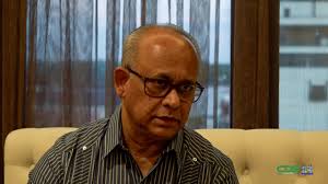 President, first lady en Ramdin naar Aruba en Curaçao PARAMARIBO —  President Chandrikapersad Santokhi brengt zijn eerste officiële bezoek als  staatshoofd aan Aruba en Curaçao. De regeringsleider vertrekt maandag samen  met first