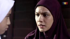 Ibu lisa menentang hubungan mereka kerana merasakan anas tidak setaraf dengan mereka dan mahu menjodohkannya dengan ariff. Highlight Episod 14 Cari Aku Di Syurga 2019