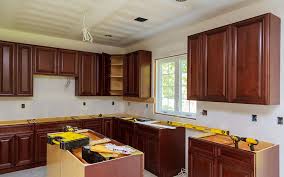 Ponçage, 2 couches de peinture acrylique, une vert amande, l'autre vert amande clair, pour faire apparaître les nous aussi,nous avons une cuisine en chêne rustique depuis 32 ans!!! Relooker Une Cuisine Rustique 10 Astuces Pour La Moderniser