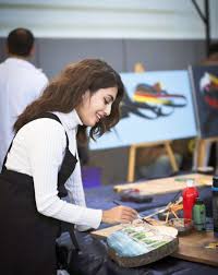 İranlı genç sanatçıdan Niğde'de "Gör Beni" sergisi İranlı genç sanatçı  Mahdieh Saadatmand, sanatı yalnızca bir ifade biçimi olarak değil,  toplumsal sorunlara ışık tutan güçlü bir araç olarak görüyor. (Abdullah  BAYAR) ------------- HABERİN