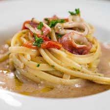 Tagliare a dadini i pomodori e il peperone. Chef In Camicia Linguine Con Calamari E Pane Di Segale Di Antonino Cannavacciuolo Facebook