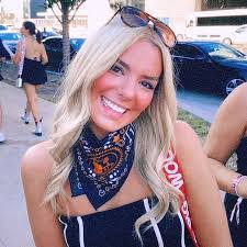 Isabella Calhoun's Instagram, Twitter & Facebook