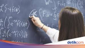 Turun terjadi perubahan energi potensial menjadi energi kinetik. Energi Potensial Pengertian Jenis Dan Rumusnya Dalam Fisika