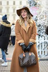 Like aviator shades and whiskey on the rocks, a camel coat will never go out of style. Chic Street Look Camel Coat And Fedora Hat Fashion Trends And Street Style People Styles
