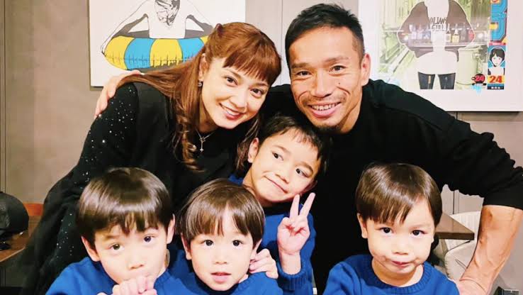 イケメン揃い」長友佑都、平愛梨の誕生日に“お揃いコーデ”の4兄弟ショット公開！「こんなに可愛いとは」と反響 | SPORTS DATA and  ARTICLE