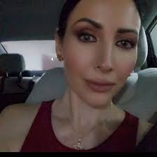 Hi! I'm Giulia ✨ I'm a Chicago-based content creator + founder of Social  Girl Club, where I host curated self-care + community events like picnics,  Pilates, and creative workshops. I love creating