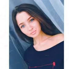 Portrait of slim young caucasian woman turning back to camera smiling and looking flirty. Hot Brunette Single Dating Online Ca Startseite Facebook