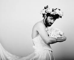 Hochzeitskleid lustige bilder und memes, videos und sprüche. Bartiger Mann In Einem Hochzeitskleid Der Frau Auf Ihren Nackten Korper Die Eine Blume Auf Dem Kopf Einen Kranz Aus Blumen Lustig Bartigen Braut Schwarz Und Weiss Lizenzfreie Fotos Bilder Und Stock