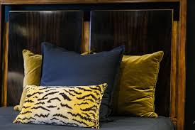 Our fun video shows you a few quick tips for how to when picking out your pillow arrangement, the size of your headboard is important to consider. How To Arrange Pillows On A King Or Queen Size Bed Hadley Court