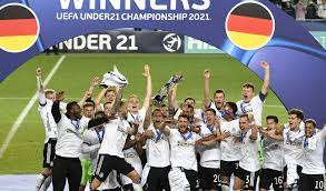 سقطة ألمانيا التاريخية أمام مقدونيا لن تطيح بلوف. Ù…Ù†ØªØ®Ø¨ Ø£Ù„Ù…Ø§Ù†ÙŠØ§ ÙŠØªÙˆ Ø¬ Ø¨Ù„Ù‚Ø¨ ÙƒØ£Ø³ Ø£ÙˆØ±ÙˆØ¨Ø§ Ù„Ù„Ø´Ø¨Ø§Ø¨ Ø§Ù„Ù…ÙŠØ§Ø¯ÙŠÙ†