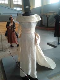 Gerardina spose dal 2003 ha iniziato a dedicarsi anche alla linea sposo creando, in un'altra sede, uno dei pochi atelier di abiti da sposo a roma. Sorelle Fontana 1980 Abito Da Sposa Indossato Dall Infanta Di Spagna Per Il Suo Matrimonio L 11 Settembre Del 1980 Fashion Design Fashion Formal Dresses Long