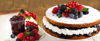 Den mittleren kuchenteil vorsichtig aufsetzen. Torte Mit Waldfruchtcreme Und Sahne Fullung Fratelli Carli De