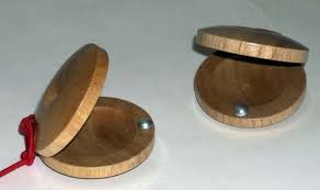 Tamborin merupakan alat musik yang terbuat dari lempengan logam yang dibentuk seperti lingkaran, lempengan ini ada dua dan cara memainkannya adalah dengan menggesekan atau membenturkan keduanya. 17 Contoh Alat Musik Ritmis Pengertian Fungsi Jenis Gambar