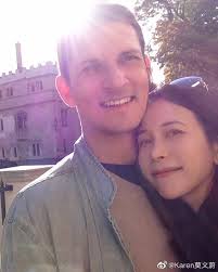 莫文蔚与老公一起滑雪，晒二人牵手倒影甜蜜秀恩爱📸 纪念2022年2月22日星期二这个特殊的日子。好sweet~😍💕 .  #莫文蔚#滑雪照#撒狗粮#rojaklah