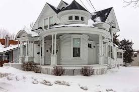 1906 Queen Anne Lowell In 139 900 Old House Dreams Queen Anne House Old House Dreams Victorian Homes