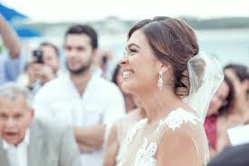 Gorgeous beach wedding hair photos, ideas, and expert advice for keeping your beach wedding hairstyle looking picture perfect! Beach Wedding Hairstyles