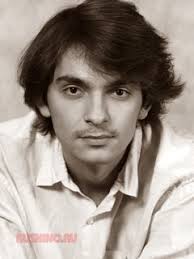 В 1997 году окончил вту им. Dmitrij Beroev Biografiya Filmografiya Aktyora