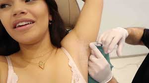 Toch vindt ze het geen enkel probleem om haar lichaam, slechts twee weken na de bevalling van de. Monica Geuze Laat Zien Hoe Ze Botox In Oksels Laat Spuiten Vertelt Waarom Ze Het Doet Axed