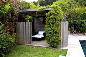 Solide et résistant au vent le paravent fixe présente l'inconvénient de ne pas être rétractable. Paravent De Jardin 15 Modeles Pour Tous Les Styles De Deco