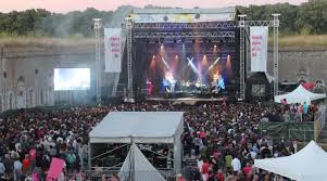 L'invitation commence dès le nom de l'événement : Festival Viens Dans Mon Ile