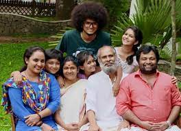 The sitcom revolves around the family of balachandran thampi (balu); Uppum Mulakum Cast Characters Profile Latest Episodes And Details