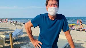 Cantante, musicista, attore, uomo di spettacolo. Gianni Morandi In Marina Romea For A Nice Day At The Beach And Lots Of Rigorously Masked Photos World Today News