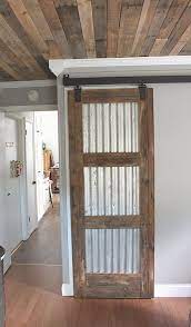 Hoy te proponemos geniales ideas para hacer con palets y ahorrar en el montado de tu casa, o evitar la producción de residuos tan útiles como lo son estas. Best Of Pinterest Puerta De Palets Puertas De Granero Interiores Puertas De Lamina
