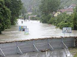 Knappe durchfahrt eines schweizer fahrgastschiffes unter einer eisenbahnbrücke über auf der hochwasser führenden donau in linz. Hochwasser 2013 In Osterreich Alle Infos Und Bilder Niederosterreich Vienna At