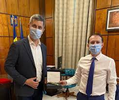 Prince humperdinck introduces his betrothed buttercup to the people in the main square of florin city. 1 Aprilie De Ziua De NaÈ™tere A Premierului Florin CiÈ›u Usrplus A Pus ManÄƒ De La ManÄƒ SÄƒ I Cumpere 3 Stilouri Ce Mesaj Ii Transmite Dan Barna