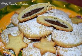 I biscotti occhio di bue sono dei deliziosi dolcetti di pasta frolla con un morbido ripieno di marmellata. Biscotti Di Pasta Frolla Con Nutella Facili E Golosissimi